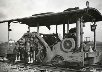 169697 Afbeelding van een stopmachine van de N.S. bij Duivendrecht, tijdens de werkzaamheden ten behoeve van de ...